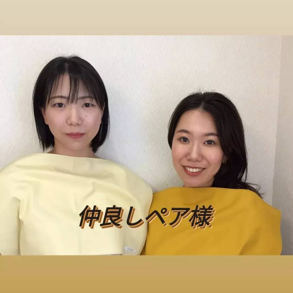 黄色い布をあてた２人の女性